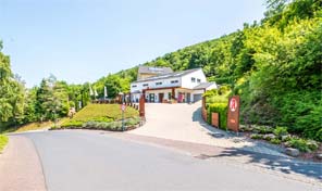 Straßenansicht der Kreuzberg Apotheke in Cochem